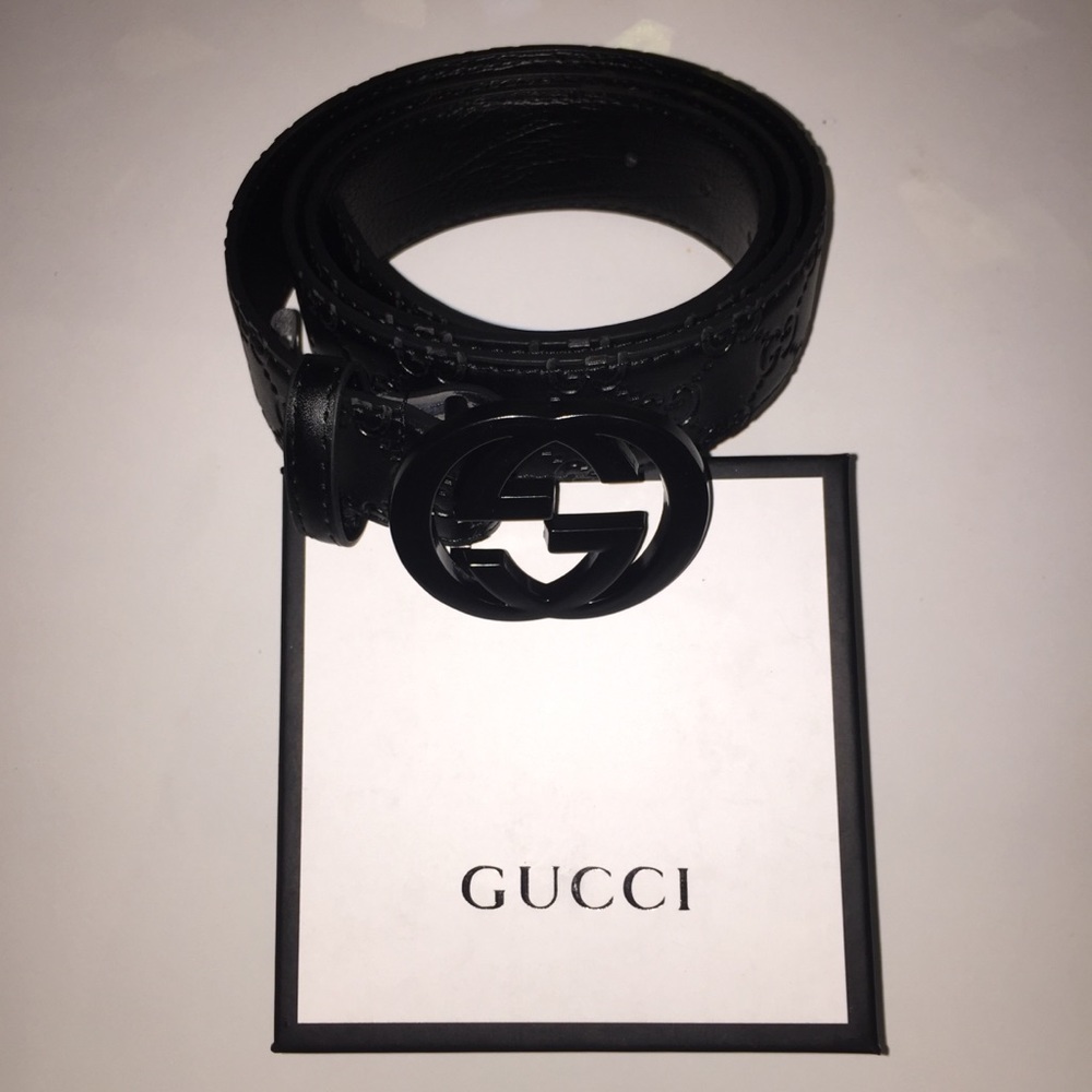 Men’s black leather belt.